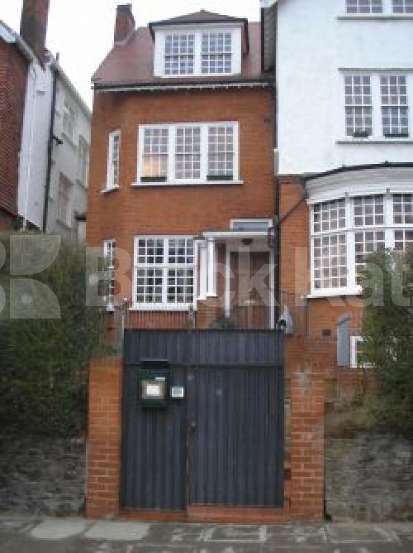 			3 Bedroom, 1 bath, 1 reception Flat			 Bracknell Gardens, HAMPSTEAD NW3
